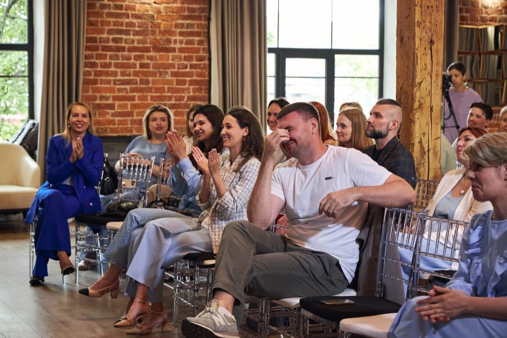 Искренние эмоции — зал хохочет и аплодирует