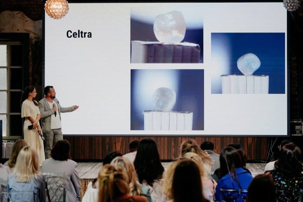 Доклад о материалах Celtra — спикеры на сцене перед аудиторией